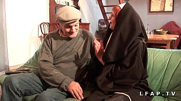 Yaşlı Rahibe, Dede Ve Arkadaşı Tarafından Sertçe Becerilip Domaltılıyor.