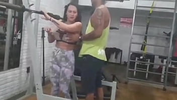 Çıplak Vücutların Terli Dansı: Spor Salonunda Alev Alev Birleşme