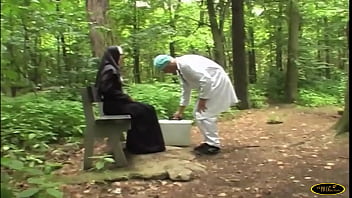 Mezarlıkta Bir Rahibe, Geçici Bir Doktor Tarafından Becerilmek Için Dua Etmeye Hiç Hayır Demiyor