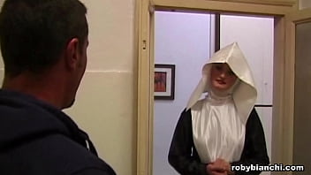 Genç Rahibe şehvetin Kıskacında Eriyor Ve Yasak Zevklere Teslim Oluyor