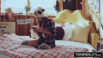 Üvey Babadan Shyla Ryder’ın Amına Boşalan Sürpriz Kremalı Patlama