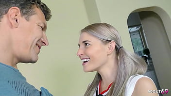 Esnek Sarışın Küçük Göğüslü Amatör Cheerleader Üvey Babasıyla Sert Sikiş Öncesi Konuşup Yüze Boşalma Yaşıyor