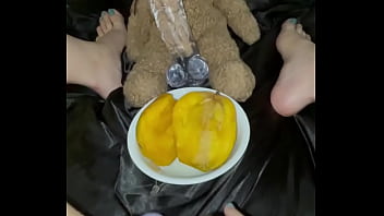 18 Yaşındaki Bakire Kızın Amındaki Mango – Genç Kızın Mastürbasyonu – Müstehcen Yemek Fetişi – Arap Pamuk Prensesi – Los Angeles