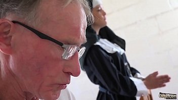 Genç Ve Ateşli Rahibe, Günah çıkarma Odasında Yaşlı Bir Dedeyle Ilk Defa Sevişiyor.
