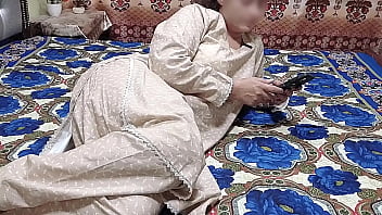 Sert Arap Patronu Tarafından Köpek Pozisyonunda Sertçe Sikilen Pakistanlı Kız, Hintçe Sesli Desi Teyze Seks