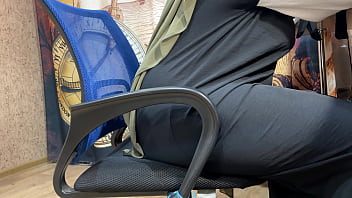 Başörtülü Arap Kadını Iş Yerinde Külotu üzerinden Kendini Okşuyor