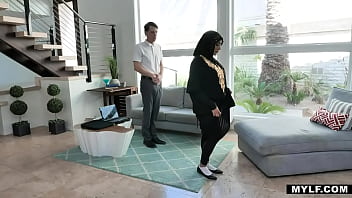 Yaşlı Arap Kadını Genç Erkeklerin Sert Sikini Arzuluyor – Kylie Kingston