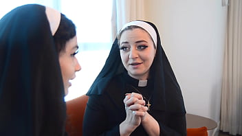 Kutsal Bakireler Rab’bin Yolunda Kıçlarını Nasıl Kullanacaklarını Öğreniyor