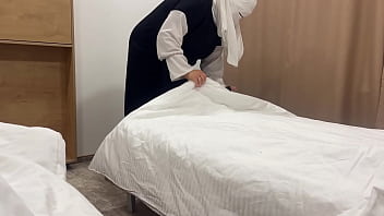 Otel Odasında Arap Hizmetçi, Daracık Amıyla Müşteriyi Baştan çıkarıyor.